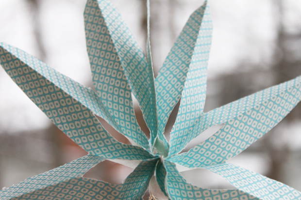 Tee itse paperitähtiä ja kukkia jouluun. Kuva: Ulla Vuorela Tee itse paperitähtiä ja kukkia jouluun. Kuva: Ulla Vuorela