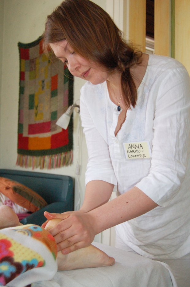 Anna Karhu-Cormier valmistuu ensi syksynä yrttiterapeutiksi. Kuva: Sari Valto