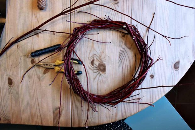 Ohje: kieputtele kranssipohja oksista tai villiviinistä. Kuva: Yle Olotila, Ulla Vuorela