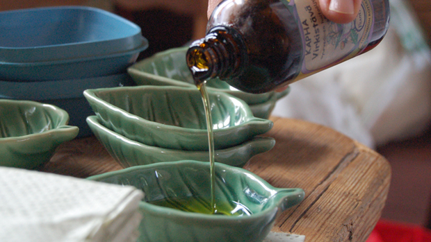 Anna Karhu-Cormier valmistuu ensi syksynä yrttiterapeutiksi. Kuva: Sari Valto