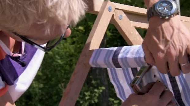 Tukholman-tuoli - strömsöläinen aurinkotuoli Jimin ohjeella. Kuva: Strömsö, Yle Tukholman-tuoli - strömsöläinen aurinkotuoli Jimin ohjeella. Kuva: Strömsö, Yle