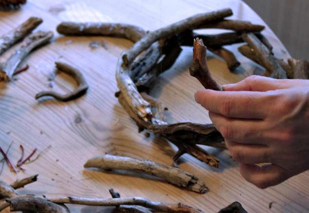 Kieputtele kranssipohja oksista tai villiviinistä. Kuva: Yle Olotila, Ulla Vuorela Kieputtele kranssipohja oksista tai villiviinistä. Kuva: Yle Olotila, Ulla Vuorela