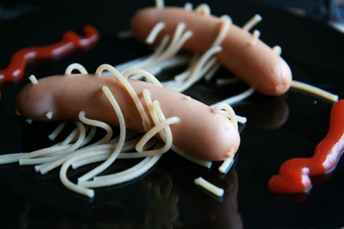 Valmis nakkisiili ketsupin kera. Kuva: http://sillasipuli.blogspot.com/ -blogi