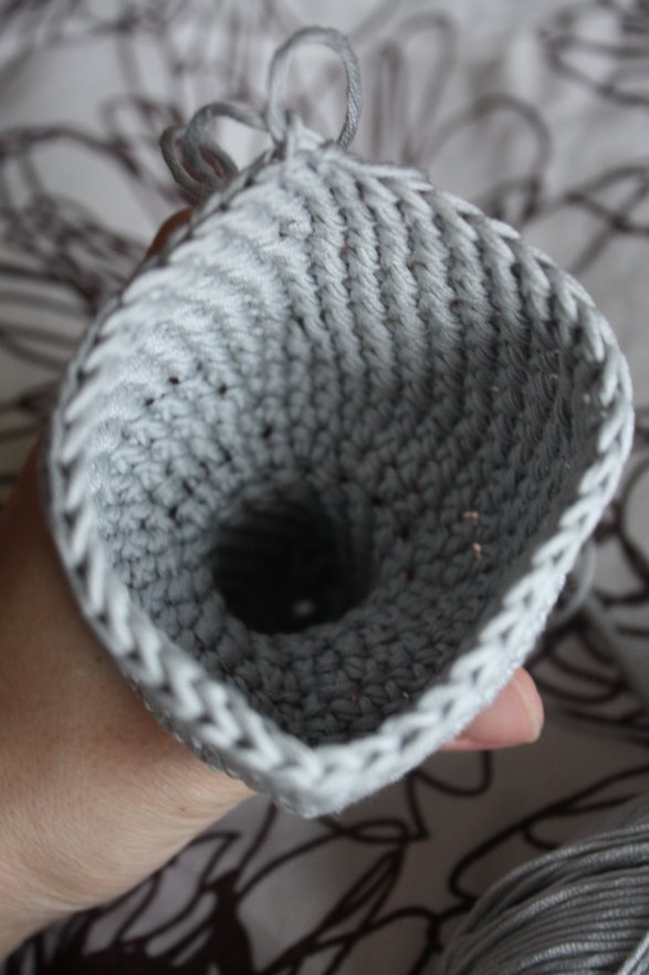 Paavon jalat jatkuvat puvuntakiksi, kurkistetaan sisään Paavon jalat jatkuvat puvuntakiksi, kurkistetaan sisään