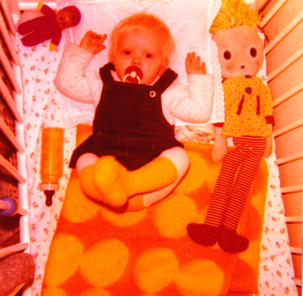 Taiteilijat etsivät tarinoita ja kuvia äitiyspakkauksen ympäriltä. Kuva: Ulla-Riikka Puurunen