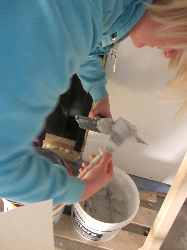 Anna rakentaa talon pakkelia lastaan Anna rakentaa talon pakkelia lastaan