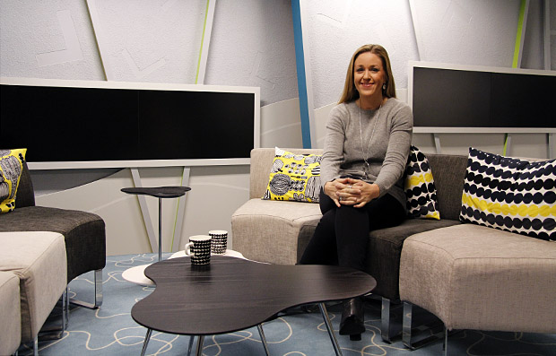 Aamu-tv:n juontaja herättää päivän puheenaiheisiin. Kuva: Siiri Huttunen, Yle Olotila Aamu-tv:n juontaja herättää päivän puheenaiheisiin. Kuva: Siiri Huttunen, Yle Olotila