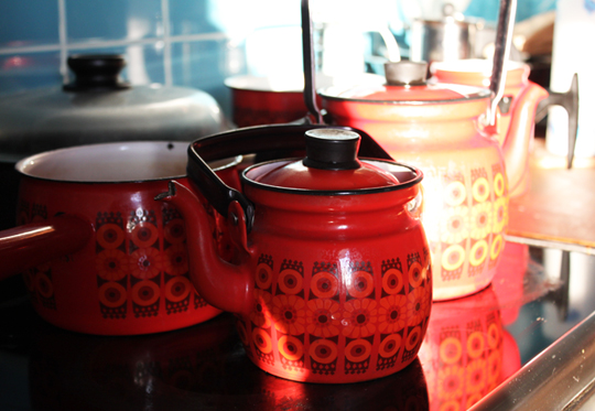 Rakkain astiani: punaiset 60-luvun Kehrä-emaliastiat. Kuva: Ulla Vuorela Rakkain astiani: punaiset 60-luvun Kehrä-emaliastiat. Kuva: Ulla Vuorela
