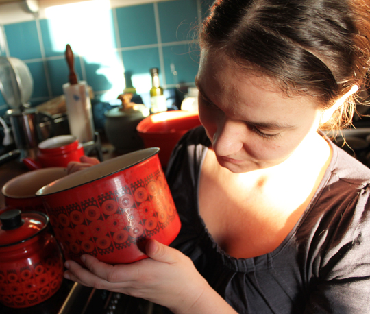Rakkain astiani: punaiset emalikattilat ja -pannut ovat koko ajan käytössä. Kuva: Ulla Vuorela Rakkain astiani: punaiset emalikattilat ja -pannut ovat koko ajan käytössä. Kuva: Ulla Vuorela