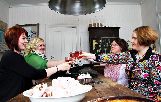 Blogistania: Parolan asema ja Katja Rinkinen. Kuva: Mape Morottaja Blogistania: Parolan asema ja Katja Rinkinen. Kuva: Mape Morottaja