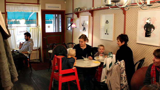 Vohvelikahvilan asiakkaita Kuva:Taina Lehmuskoski