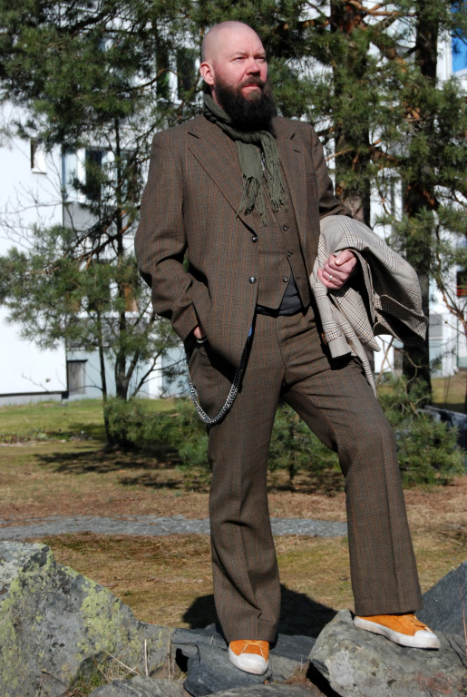 Kierrätyspukeutuja Väne. Kuva: Aija Rouhiainen