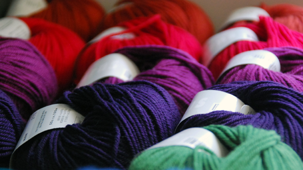 Tampereella sijaitseva Lankakauppa Kerä saa sydämen kerälle. Kuva: Anni Alatalo, Yle Olotila. Tampereella sijaitseva Lankakauppa Kerä saa sydämen kerälle. Kuva: Anni Alatalo, Yle Olotila.