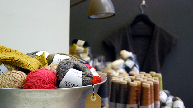 Tampereella sijaitseva Lankakauppa Kerä saa sydämen kerälle. Kuva: Anni Alatalo, Yle Olotila. Tampereella sijaitseva Lankakauppa Kerä saa sydämen kerälle. Kuva: Anni Alatalo, Yle Olotila.