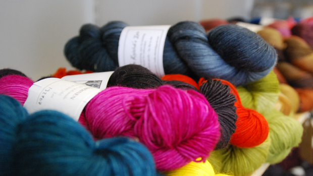 Tampereella sijaitseva Lankakauppa Kerä saa sydämen kerälle. Kuva: Anni Alatalo, Yle Olotila. Tampereella sijaitseva Lankakauppa Kerä saa sydämen kerälle. Kuva: Anni Alatalo, Yle Olotila.