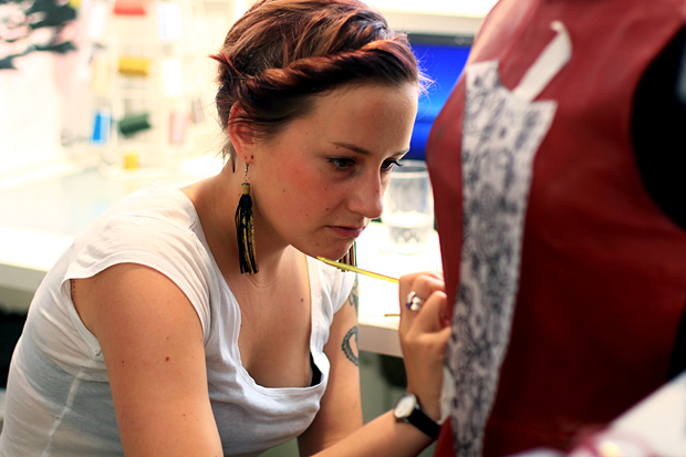 Erika Works maalaa nahkaan taideteoksia. Kuva: Siiri Huttunen