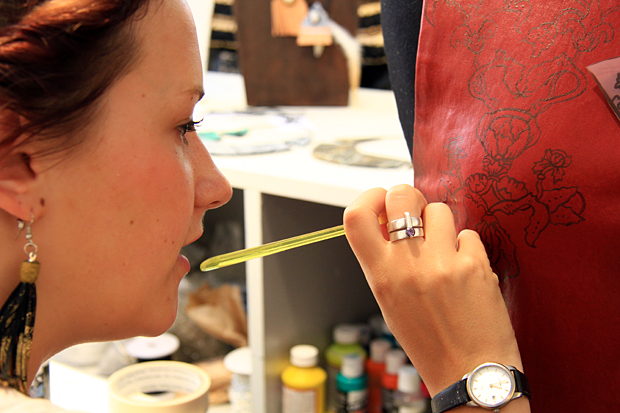 Erika Works maalaa nahkaan taideteoksia. Kuva: Siiri Huttunen