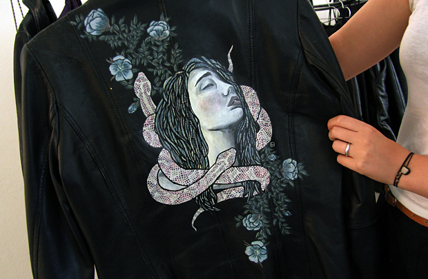 Erika Works maalaa nahkaan taideteoksia. Kuva: Siiri Huttunen