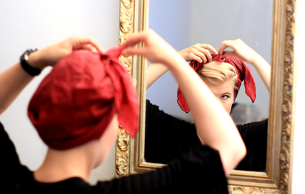 Bomb Girls -huivin sidontaa. Kuva: Siiri Huttunen, Yle Olotila Bomb Girls -huivin sidontaa. Kuva: Siiri Huttunen, Yle Olotila