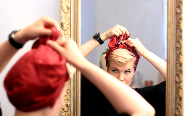 Bomb Girls -huivin sidontaa. Kuva: Siiri Huttunen, Yle Olotila Bomb Girls -huivin sidontaa. Kuva: Siiri Huttunen, Yle Olotila