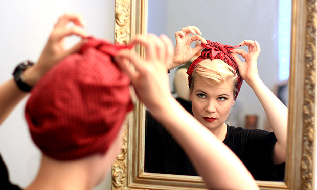 Bomb Girls -huivin sidontaa. Kuva: Siiri Huttunen, Yle Olotila Bomb Girls -huivin sidontaa. Kuva: Siiri Huttunen, Yle Olotila