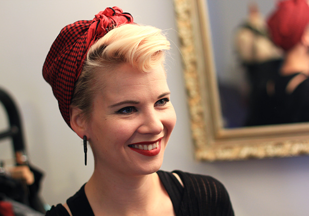 Bomb Girls -huivin sidontaa. Kuva: Siiri Huttunen, Yle Olotila