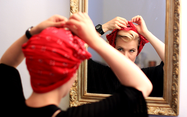 Bomb Girls -huivin sidontaa. Kuva: Siiri Huttunen, Yle Olotila Bomb Girls -huivin sidontaa. Kuva: Siiri Huttunen, Yle Olotila