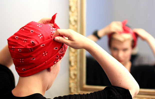 Bomb Girls -huivin sidontaa. Kuva: Siiri Huttunen, Yle Olotila Bomb Girls -huivin sidontaa. Kuva: Siiri Huttunen, Yle Olotila