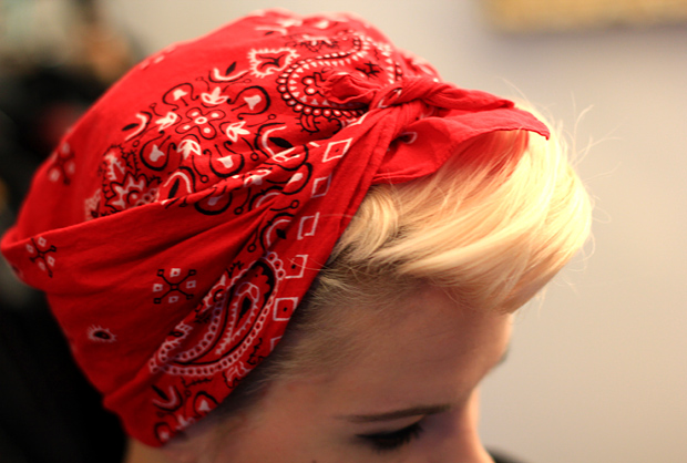 Bomb Girls -huivin sidontaa. Kuva: Siiri Huttunen, Yle Olotila Bomb Girls -huivin sidontaa. Kuva: Siiri Huttunen, Yle Olotila