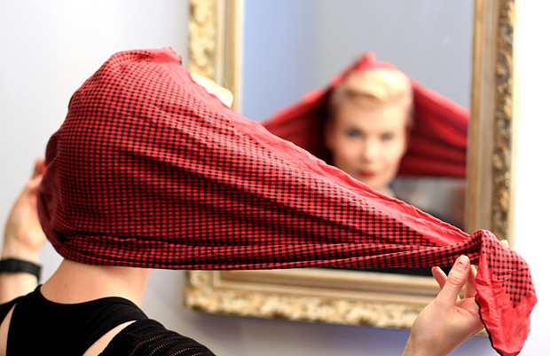 Bomb Girls -huivin sidontaa. Kuva: Siiri Huttunen, Yle Olotila Bomb Girls -huivin sidontaa. Kuva: Siiri Huttunen, Yle Olotila