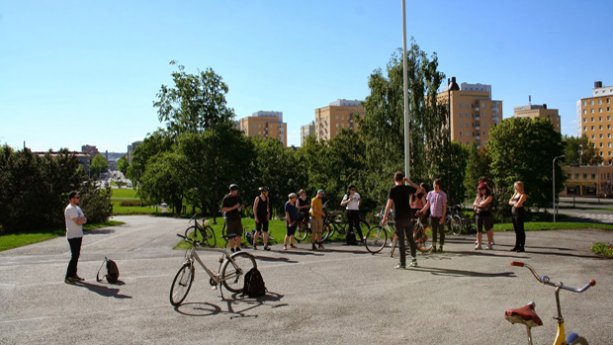 Mitä jos...? -projekti: Lähiöpyöräily 2013. Kuva: Liina Luoma. Mitä jos...? -projekti: Lähiöpyöräily 2013. Kuva: Liina Luoma.