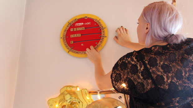 Brion aakkostaululla on hauska leikkiä. Kuva: Reetta Arvila, YLE Brion aakkostaululla on hauska leikkiä. Kuva: Reetta Arvila, YLE