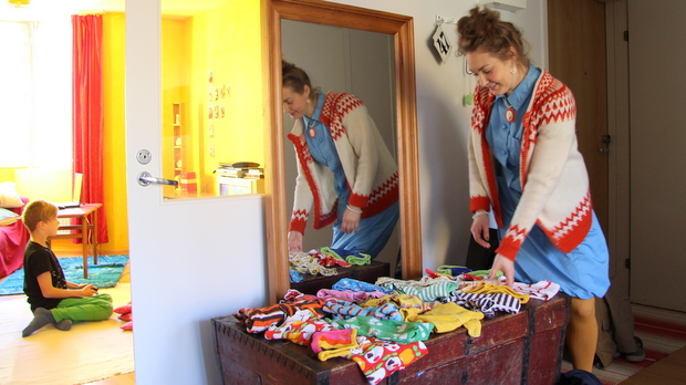 Aino ei raski luopua vanhoista lastenvaatteista. Kuva: Reetta Arvila, Yle Aino ei raski luopua vanhoista lastenvaatteista. Kuva: Reetta Arvila, Yle