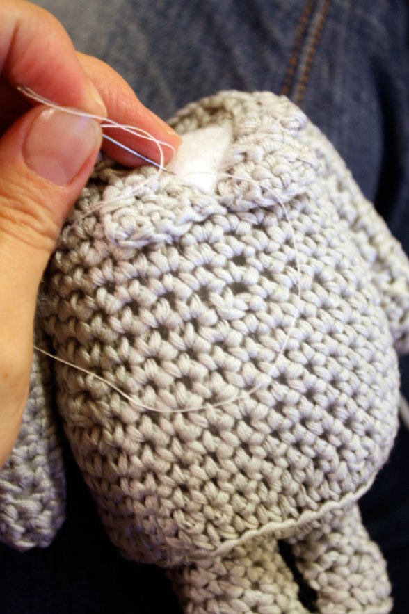 Soinin kaulusten kiinnitys