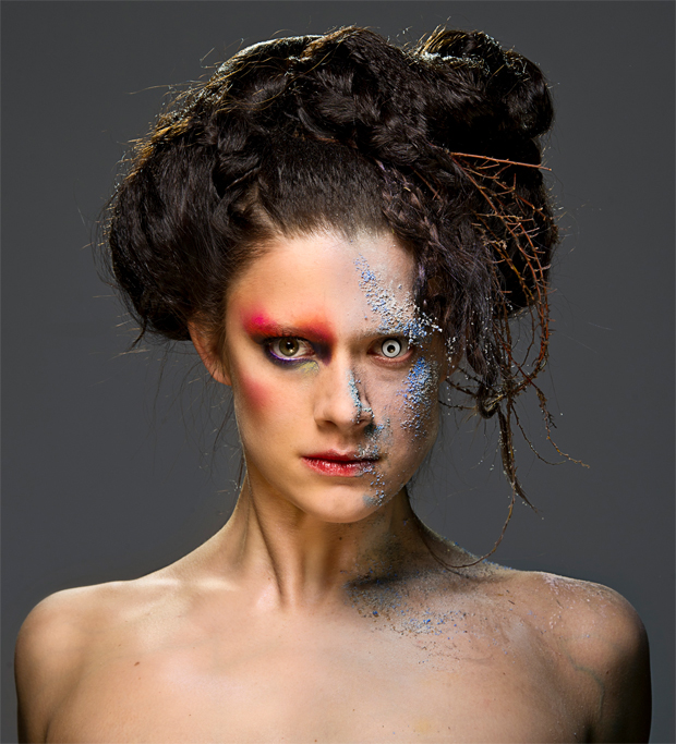 Krista Kosonen esittää kaikki roolit Riikka Pulkkisen Wunderbar-radiodraamassa. Kuva: Jyrki Valkama, Yle.