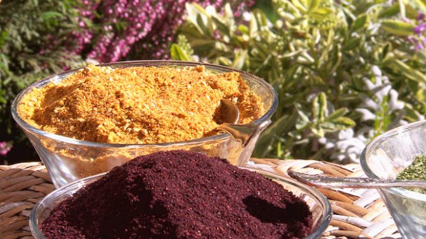 Kuivattua mustikkaa ja ruusunmarjaa. Kuva: Strömsö, Yle Kuivattua mustikkaa ja ruusunmarjaa. Kuva: Strömsö, Yle