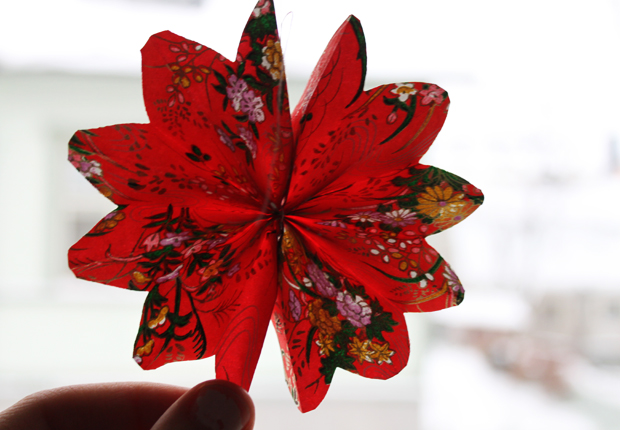 Tee itse paperitähtiä ja kukkia jouluun. Kuva: Ulla Vuorela Tee itse paperitähtiä ja kukkia jouluun. Kuva: Ulla Vuorela