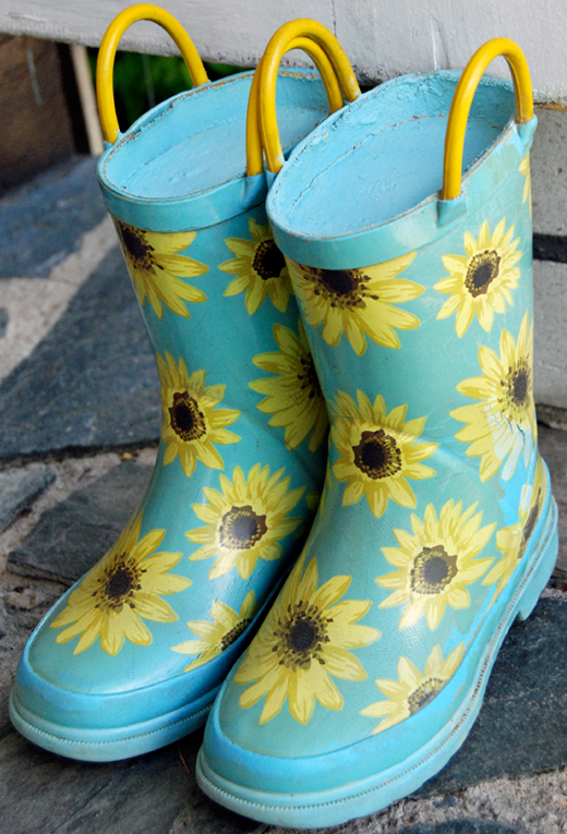 Anna turhille kumisaappaillesi uusi elämä ovistoppareina. Anna turhille kumisaappaillesi uusi elämä ovistoppareina.