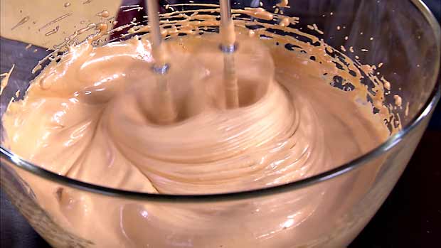 Strömsön piparkakun makuiset kuppikakut suolaisella ja makealla täytteellä. Kuva: Strömsö Strömsön piparkakun makuiset kuppikakut suolaisella ja makealla täytteellä. Kuva: Strömsö