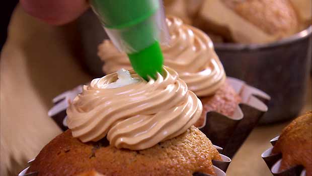 Strömsön piparkakun makuiset kuppikakut suolaisella ja makealla täytteellä. Kuva: Strömsö Strömsön piparkakun makuiset kuppikakut suolaisella ja makealla täytteellä. Kuva: Strömsö