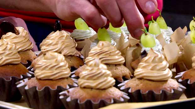 Strömsön piparkakun makuiset kuppikakut suolaisella ja makealla täytteellä. Kuva: Strömsö Strömsön piparkakun makuiset kuppikakut suolaisella ja makealla täytteellä. Kuva: Strömsö