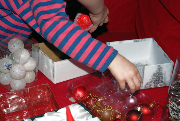 Kuusen riisuntaa - on aika pakata joulu pois