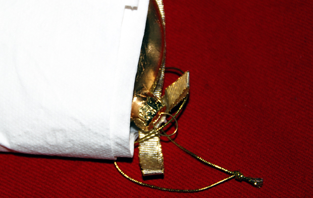 Kuusen riisuntaa - on aika pakata joulu pois Kuusen riisuntaa - on aika pakata joulu pois