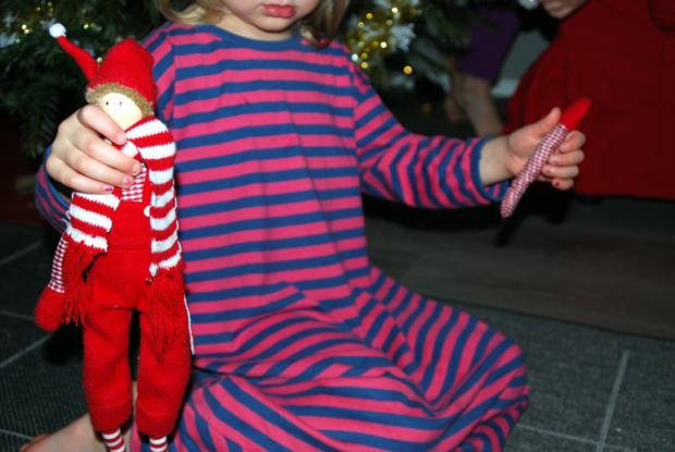 Kuusen riisuntaa - on aika pakata joulu pois Kuusen riisuntaa - on aika pakata joulu pois