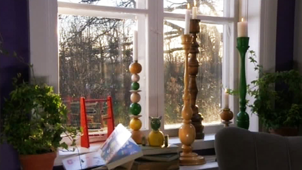 Strömsö: Kynttilänjalka puuhelmistä Strömsö: Kynttilänjalka puuhelmistä