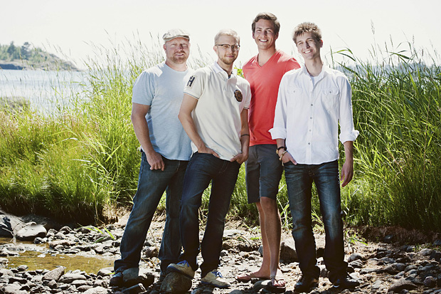 Esimakua Love Connectionista ja morsianehdokkaista. Kuva: Annika Miettinen, Yle