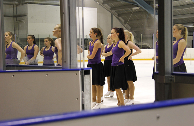 Muodostelmaluistelussa päästään huipulle yhdessä. Kuva: Siiri Huttunen, Yle Olotila Muodostelmaluistelussa päästään huipulle yhdessä. Kuva: Siiri Huttunen, Yle Olotila