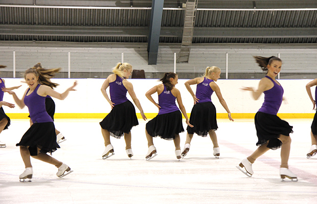 Muodostelmaluistelussa päästään huipulle yhdessä. Kuva: Siiri Huttunen, Yle Olotila Muodostelmaluistelussa päästään huipulle yhdessä. Kuva: Siiri Huttunen, Yle Olotila