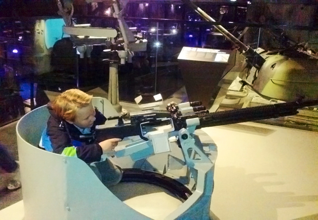 Monia näyttelyesineitä saa koskea ja liikutella. Kuva: Pauliina Ståhlberg