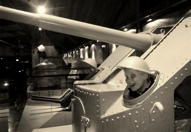 Tankin sisässä on vielä ahtaampaa kuin sukellusveneessä. Kuva: Pauliina Ståhlberg